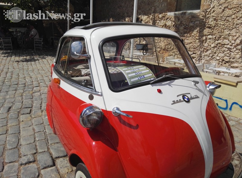 Выставка старинных автомобилей в Старом Порту г. Ханья