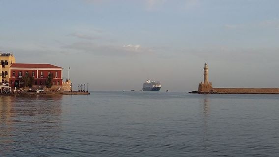 Роскошный круизный лайнер в Венецианском порту г. Ханья