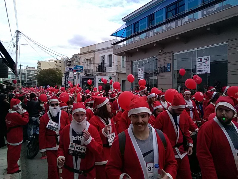 Тысячи Дедов-Морозов прошли по улицам Ханьи