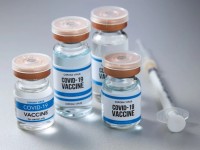 Τέταρτη δόση εμβολίου: Ίσως δεν προλαμβάνει την μόλυνση από την μετάλλαξη Όμικρον