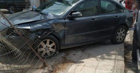 Αυτοκίνητο κατέληξε σε περίφραξη μετά από τροχαίο στα Χανιά (φωτο)