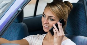 Ποιες οι ποινές αν σας πιάσει η τροχαία να οδηγείτε και να μιλάτε στο κινητό