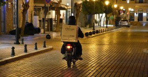Διαμαρτυρία των διανομέων στα Χανιά γιατί δούλεψαν κάτω από αντίξοες καιρικές συνθήκες
