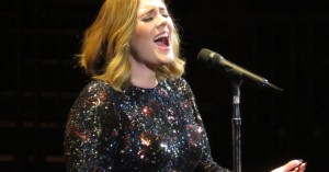 Adele: Συντετριμμένη ανακοίνωσε την αναβολή συναυλιών της στο Λας Βέγκας λόγω Covid-19
