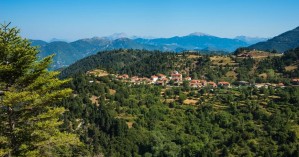 Ευρυτανία: Το χωριό με την εκπληκτική θέα στη λίμνη Κρεμαστών