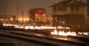 Γιατί στο Σικάγο βάζουν φωτιές στις γραμμές των τρένων;