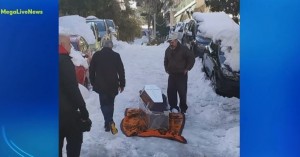 Μαρτυρία για τις απίστευτες εικόνες με το φέρετρο – Το έσερναν στα χιόνια πάνω σε κουβέρτα