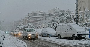 Χιονίζει στην Αττική - Κλειστή η εθνική οδός Αθηνών - Λαμίας για τα φορτηγά