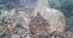 Τεράστιος βράχος έπεσε στον δρόμο της Παλαιόχωρας Χανίων