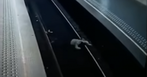 Σοκαριστικό βίντεο: Άνδρας έριξε γυναίκα στις ράγες του μετρό στις Βρυξέλλες 