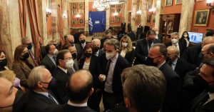 Πρόταση μομφής: Τι είπε ο Μητσοτάκης σε «γαλάζιους» βουλευτές στο εντευκτήριο της Βουλής