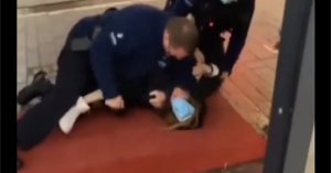 Βίντεο σοκ στο Βέλγιο- Αστυνομικοί κάθονται πάνω σε 14χρονη και την αρχίζουν στα χαστούκια