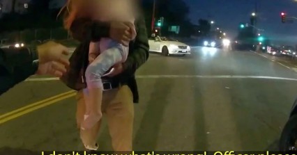 Δραματικό βίντεο με αστυνομικό που σώζει 3χρονη που πνιγόταν και είχε γίνει μπλε