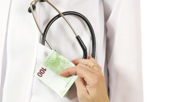Γιατρός στο ΚΑΤ ζήτησε «φακελάκι» 1.000 ευρώ για να χειρουργήσει