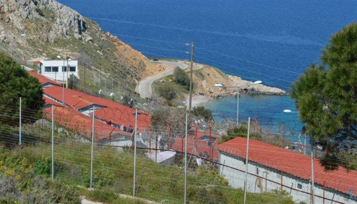 Αστυνομικοί καθάρισαν το κέντρο φιλοξενίας μεταναστών στη Χίο