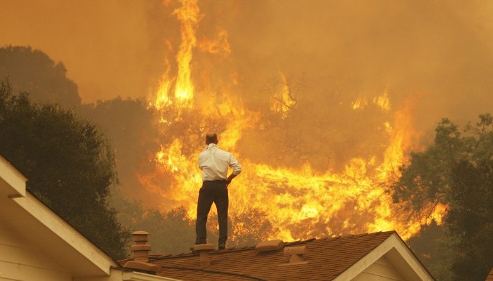 Στο έλεος των πυρκαγιών η Καλιφόρνια - Νεκρός πυροσβέστης