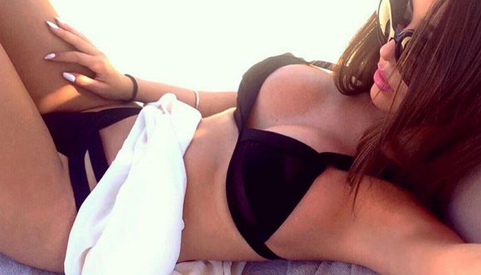Είναι 22 ετών από την Κρήτη και το κορμί της έχει βάλει φωτιά στο instagram