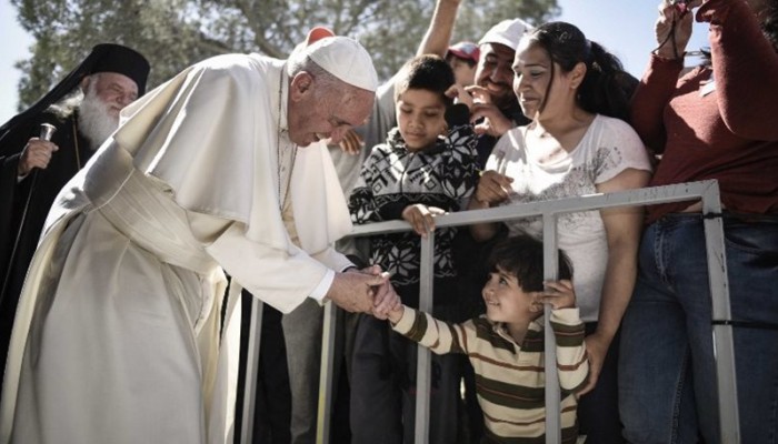 Στο επίκεντρο των διεθνών ΜΜΕ η επίσκεψη του Πάπα στη Λέσβο