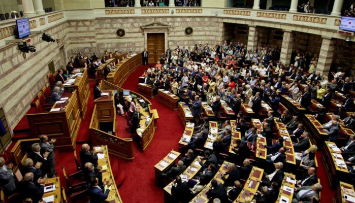 Απευθείας η συζήτηση στη Βουλή για τα δάνεια κομμάτων και ΜΜΕ (βίντεο)
