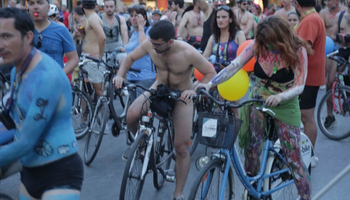 Γυμνοί ποδηλάτες «πλημμύρισαν» την Θεσσαλονίκη!