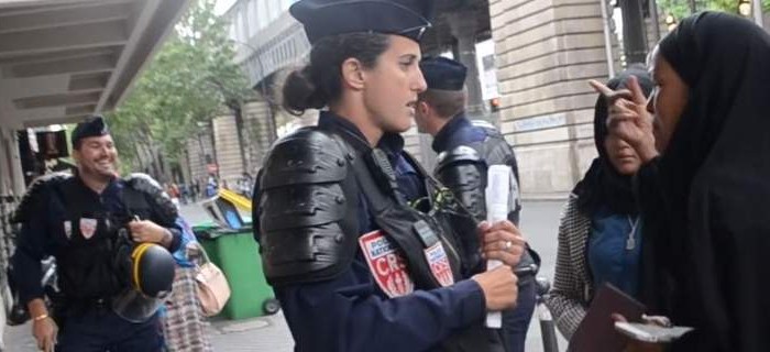 Γαλλία: Αστυνομικοί κοροϊδεύουν και σπρώχνουν γυναίκα πρόσφυγα (βίντεο)