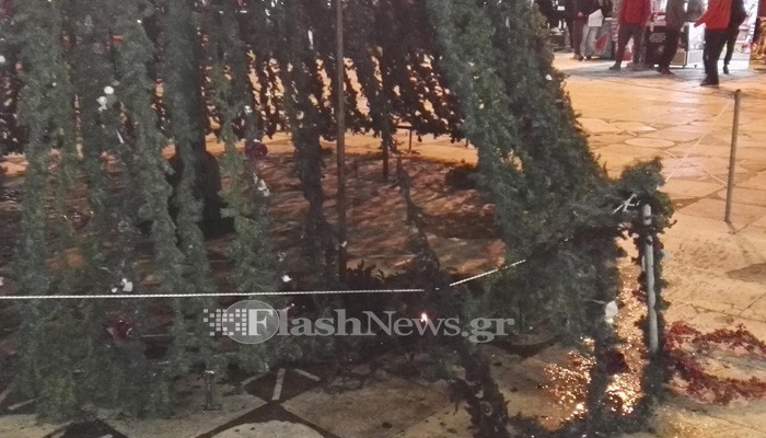 Χανιά: Αναρχικοί έκαψαν το χριστουγεννιάτικο δέντρο στη δημοτική αγορά