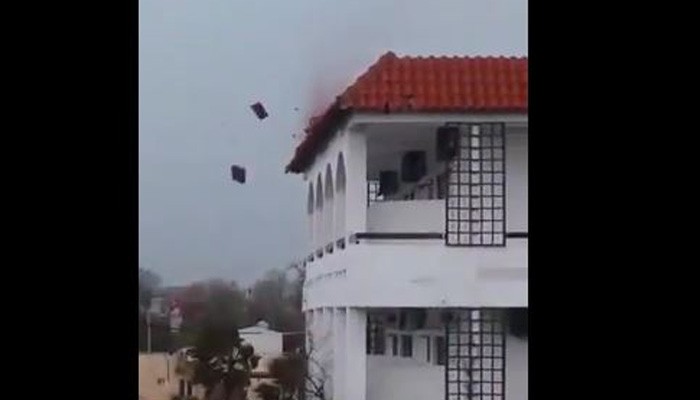 Ανεμοστρόβιλος «ξήλωσε» κεραμίδια ξενοδοχείου στο Μάλεμε στα Χανιά (βίντεο)
