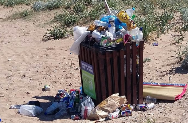 Χανιά:Τουρίστρια φωτογραφίζει τα σκουπίδια στην παραλία των Αγίων Αποστόλων