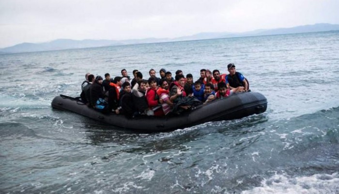 Κολυμπώντας προσεγγίζουν τα πλοία μετανάστες - πρόσφυγες (βίντεο)