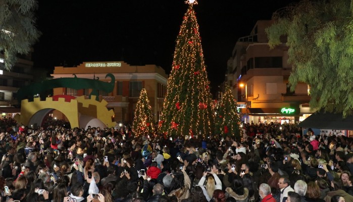 O δήμος που «ανάβει» το πρώτο χριστουγεννιάτικο δέντρο: Δείτε ποιος είναι