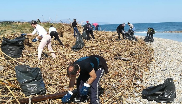 Подготовка к туристическому сезону: уборка мусора на пляжах Крита