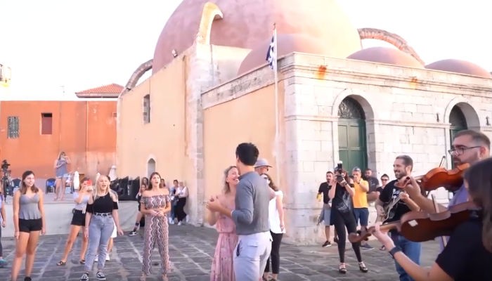 Μια μουσική πρόταση γάμου με την «βοήθεια» των Passe-partout στα Χανιά (βίντεο)