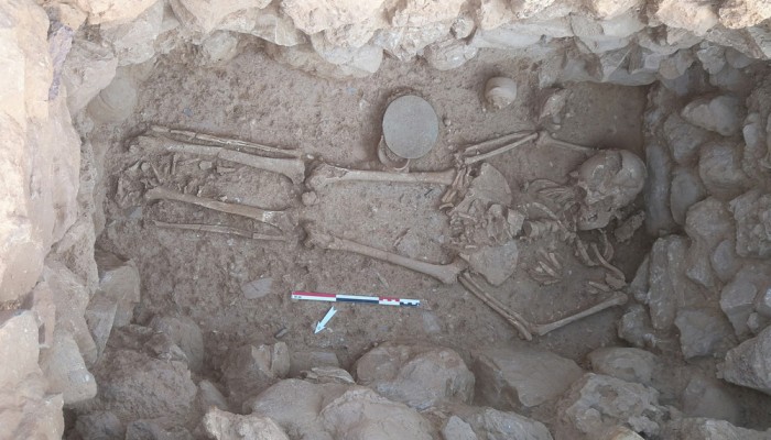 Άθικτος σκελετός γυναίκας με πολύτιμο περιδέραιο στην ανασκαφή στο Σίσι Λασιθίου