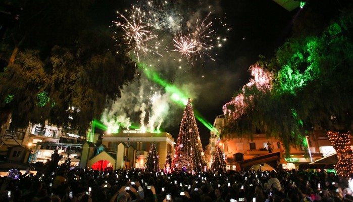 Χιλιάδες κόσμου στη φωταγώγηση του δέντρου στο Χριστουγεννιάτικο Κάστρο (φωτο)