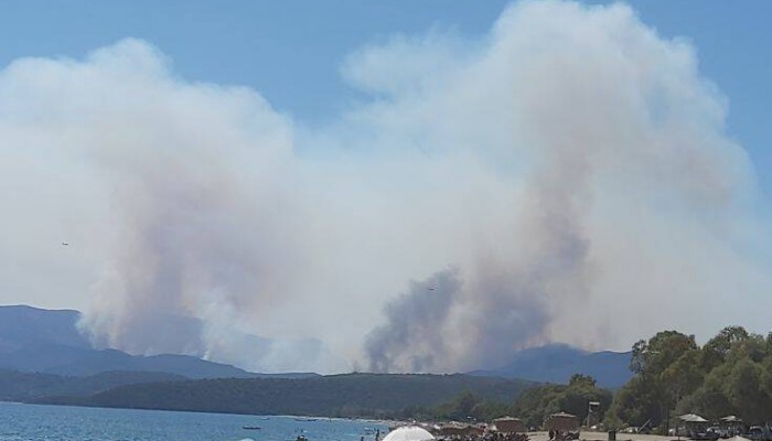 Σε πλήρη εξέλιξη η φωτιά στην Λακωνική Μάνη: Εκκενώθηκαν πέντε οικισμοί