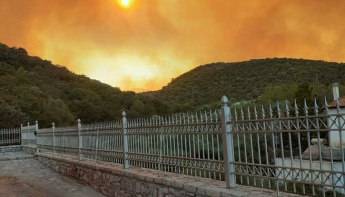 Σε εξέλιξη η μεγάλη φωτιά στη Μάνη –  Καίει σε διάσπαρτες εστίες