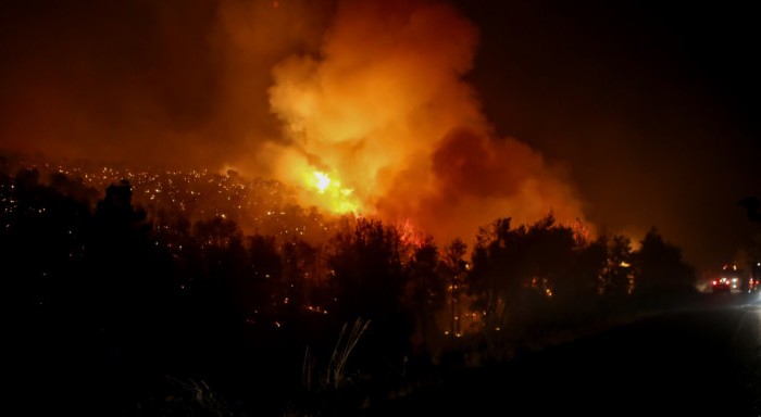 Μεγάλη φωτιά στο Σοφικό Κορινθίας: Εκκενώνονται προληπτικά τρεις οικισμοί 