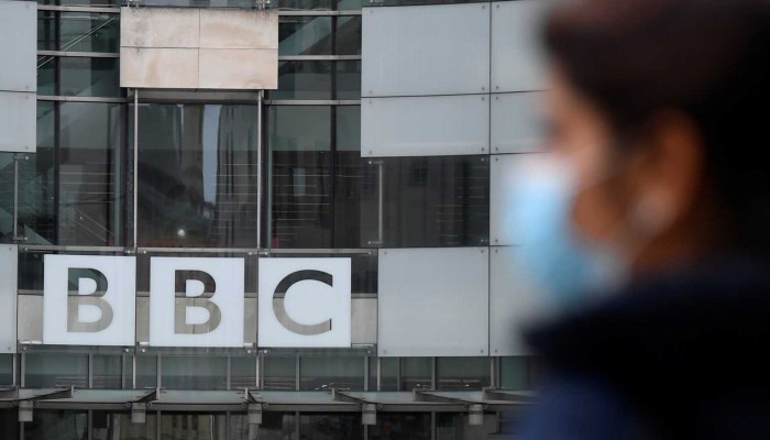 Επικό: «Λάθος» πλάνο «έκαψε» παρουσιαστή του BBC – Φορούσε σορτσάκι κάτω από το κοστούμι