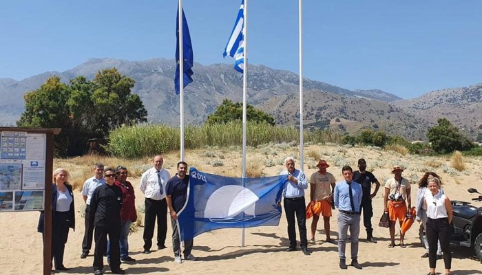 Αναρτήθηκε η πρώτη γαλάζια σημαία 2021 στον Δήμο Αποκορώνου