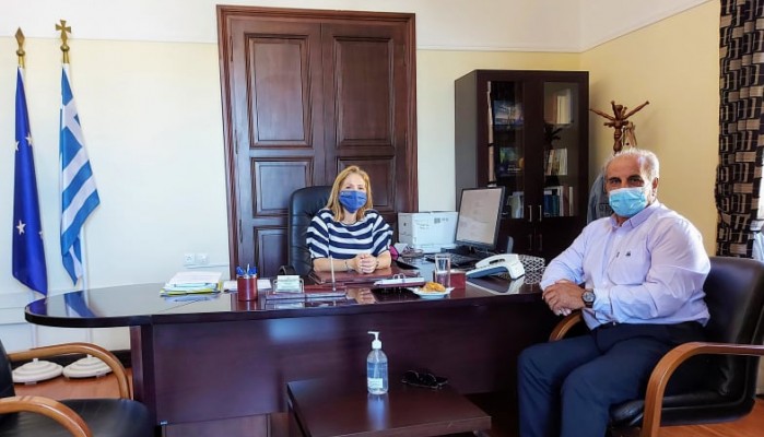 Με τον συντονιστή Πολιτικής Προστασίας Μ. Παραβολιδάκη συναντήθηκε η Μ. Κοζυράκη