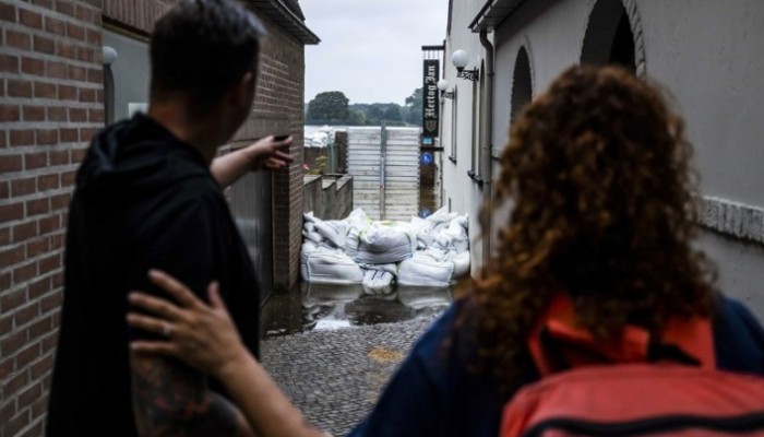 Ολλανδία: Τα πλημμυρισμένα ποτάμια απειλούν κατοικημένες περιοχές