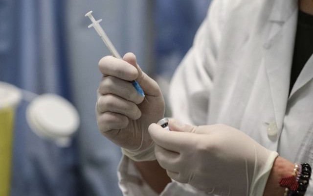 Ξεκινά από τη Δευτέρα η επιβολή προστίμων στους ανεμβολίαστους άνω των 60 ετών