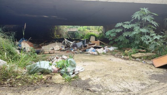 Ρέμα στα Χανιά γεμάτο σκουπίδια: Εστία μόλυνσης και κίνδυνος πλημμυρών (φωτο)
