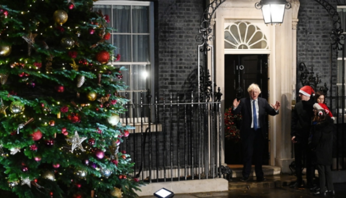 Ο Μπόρις Τζόνσον καλεί τους Βρετανούς να μην ακυρώσουν τα χριστουγεννιάτικα πάρτι