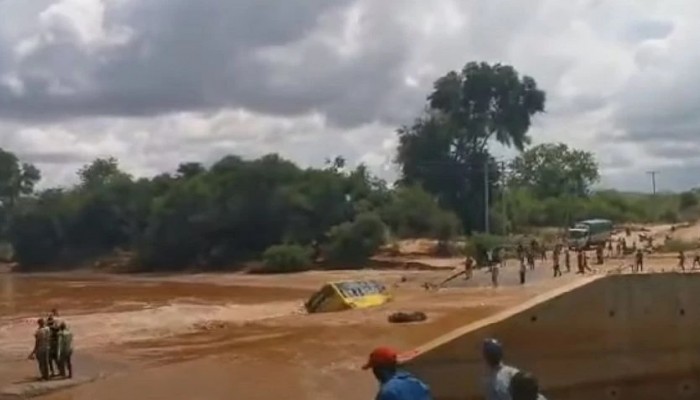Κένυα: Λεωφορείο παρασύρθηκε από πλημμύρες – Πνίγηκαν πάνω από 20 επιβάτες (βίντεο)