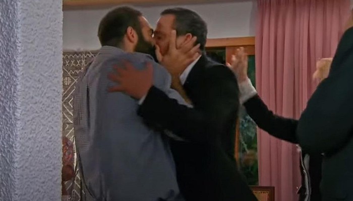 Το γκέι φιλί στην «Τούρτα της Μαμάς» δείχνει πως η κρατική τηλεόραση περνάει σε νέα εποχή