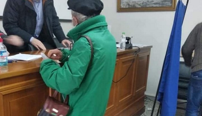 ΚΙΝΑΛ – Τρίκαλα: Ο 82χρονος που ψήφισε ντυμένος στα πράσινα από την κορυφή ως τα νύχια