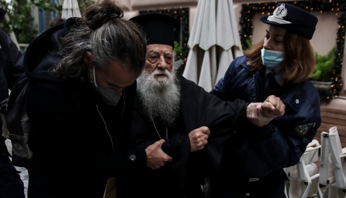 «Πάπα είσαι αιρετικός»: Ιερέας φώναξε στον Ποντίφικα μπροστά από την Αρχιεπισκοπή Αθηνών 