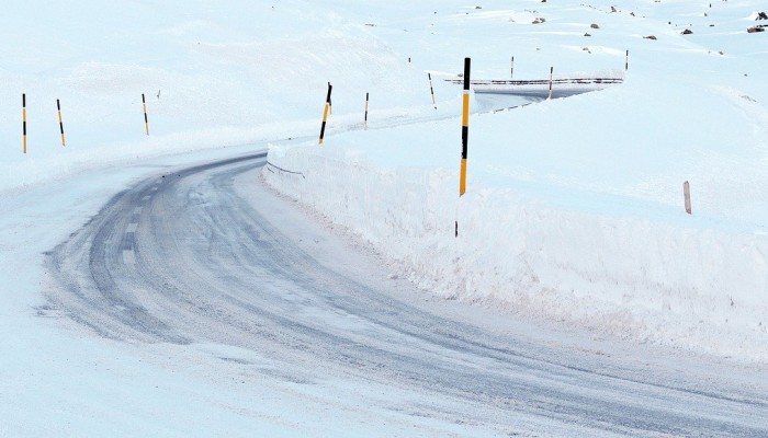 Προσοχή! Ο πάγος στον δρόμο για Ομαλό έχει ακινητοποιήσει αυτοκίνητα