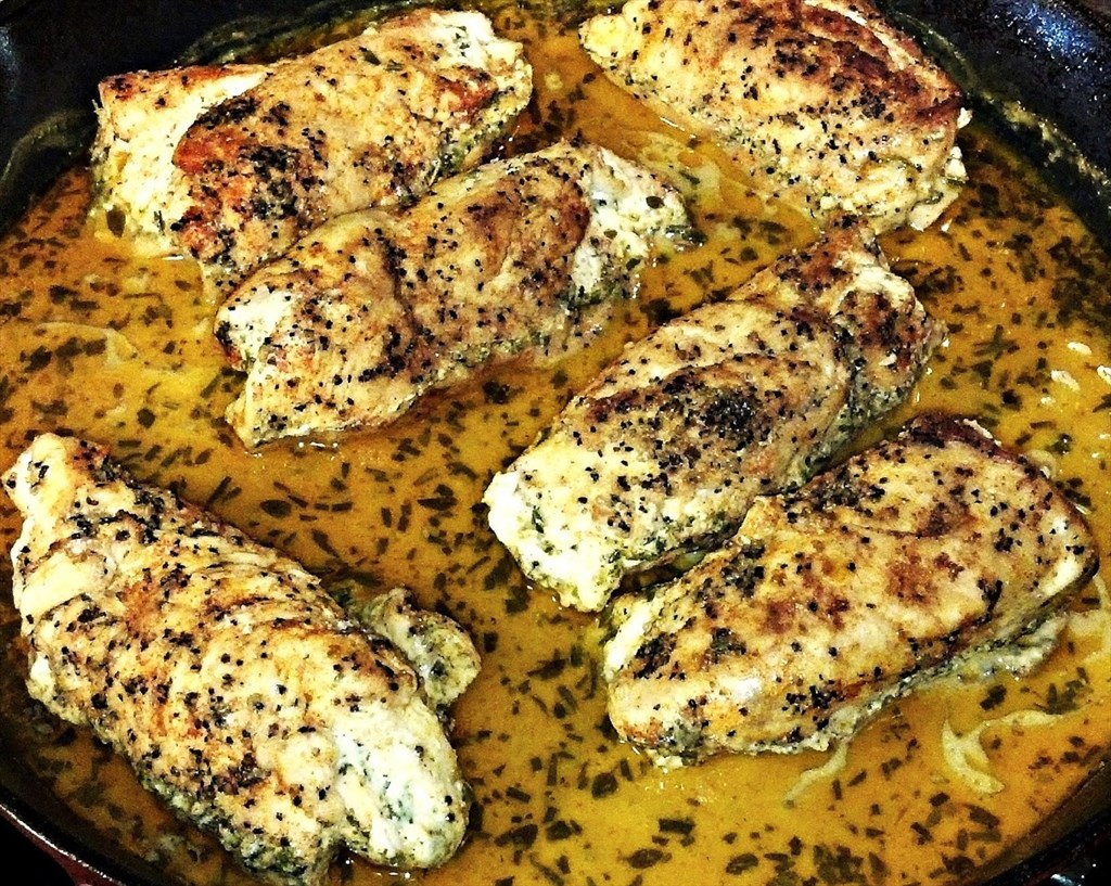 Κοτόπουλο με κρέμα ανθότυρο και βότανα